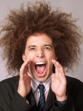 Hombre ejecutivo estilo afro gritando.Hombre gritando.