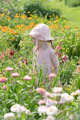 Mädchen auf einer Blumenwiese