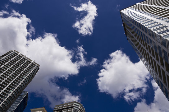 見上げた高層マンションと青空