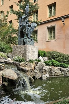 estatua del creador de montserrat
