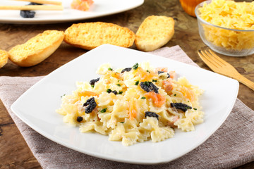 Pasta with smoked salmon and caviar