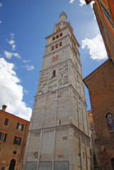Fototapeta na wymiar Włochy, Ghirlandina dzwonnica katedry Modena.