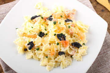 Pasta with smoked salmon and caviar