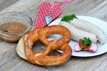 bayerische Brotzeit mit Weißwürsten