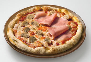 Pizza al prosciutto e funghi