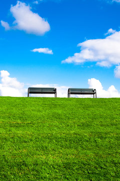 Deich in Norddeich mit zwei B&auml;nken