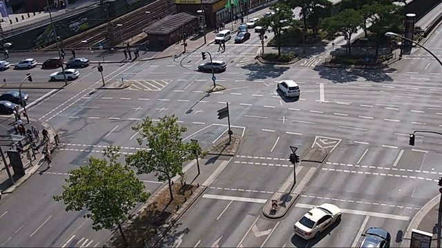 Autos und Fu&szlig;g&auml;nger in Hamburg - Kreuzung