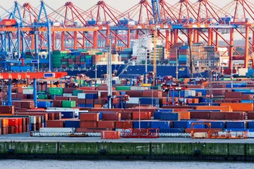 Containerterminal im Hamburger Hafen © thomaslerchphoto