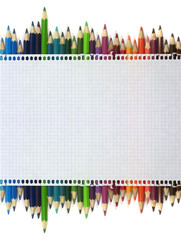Bloc de notas, lápices de colores, hoja de papel