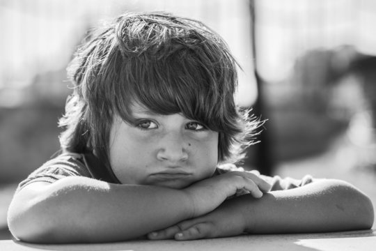 bambino annoiato e pensieroso