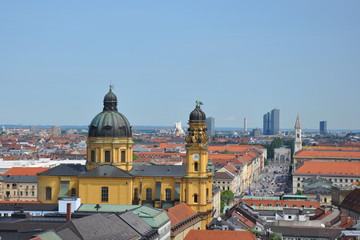 Fototapeta premium Schöner Ausblick auf Theatinerkirche und Altstadt von München