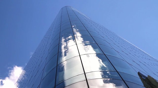 building qui se confond dans le ciel