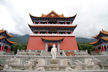 Fototapeta premium Buddha and dragons near temple