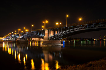 Fototapeta na wymiar Zamek Mainz z mostu Theodor Heuss