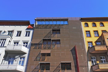 Häuserzeile mit Holzbau