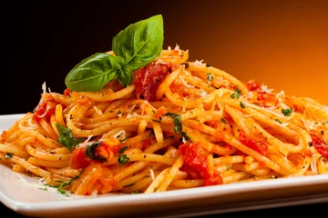 Foto auf Acrylglas Für die Küche Nudeln mit Tomatensauce und Parmesan