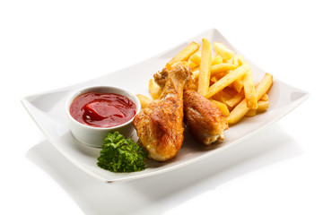 Grilled chicken leg with chips and vegetables