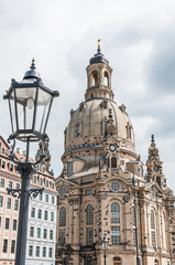 Fototapeta na wymiar Dresden Altstadt - Frauenkirche mit alter Laterne