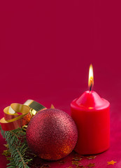 Weihnachtsdekoration mit Christbaumkugeln und Kerze