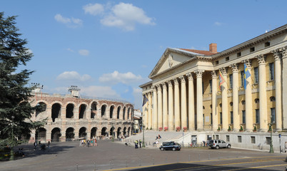 Fototapeta na wymiar Arena romana e palazzo della gran guardia a Verona, Italia