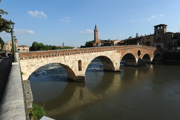 Ponte Pietra su fiume Adige a Verona, Italia
