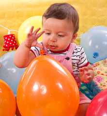 Fototapeta na wymiar Dziecko bawi się z balonów