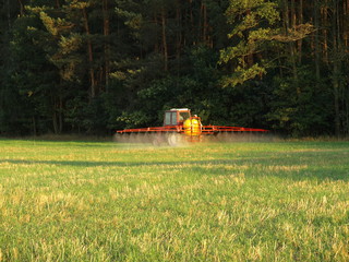 Naklejka premium Spraying field