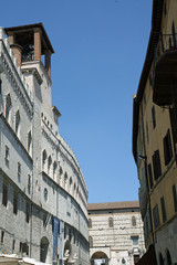 Fototapeta na wymiar Palazzo dei Priori i główna droga do Perugia