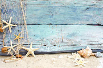 Strandgut vor blauem Holz mit Fischernetz - obrazy, fototapety, plakaty