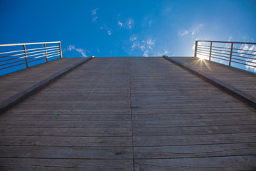 Straße in den blauen Himmel