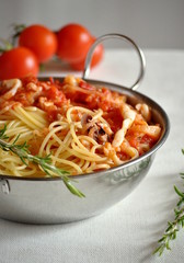 Spaghetti with squid and sauce tomato