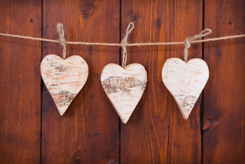 Drei Herzen aus Birkenholz