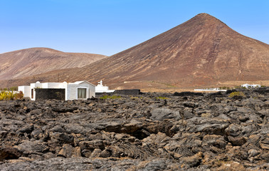 Rustic house in an arid landscape in Tahiche, Lanzarote © Fulcanelli