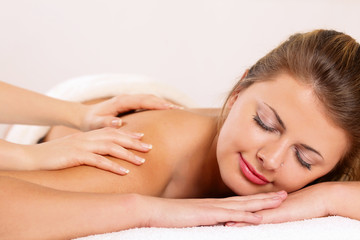 Obraz na płótnie Canvas Closeup of an attractive young woman receiving massage
