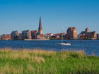 Blick über die Warnow auf die Hansestadt Rostock.