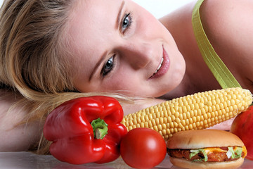 Frau mit Früchten und vegetarischem Burger