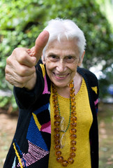 Donna anziana felice