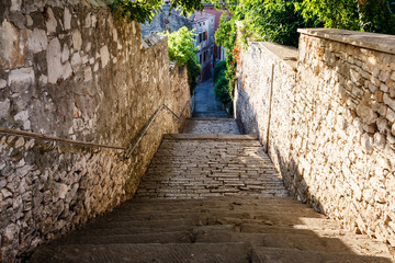 Fototapeta premium Wąska ulica i schody w Puli, Croartia