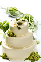 Obraz na płótnie Canvas Tradycyjny tort weselny z kwiatami chryzantemy