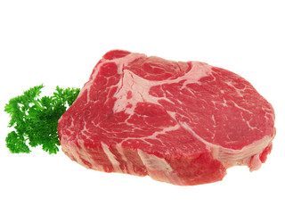 frisches rohes rib eye steak mit Petersilie freigestellt auf weißem hintergrund