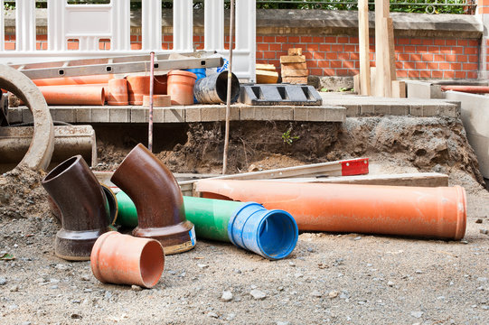 Diverse Rohrteile auf einer Baustelle