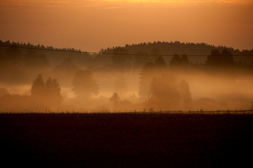 wschód słońca i mgła