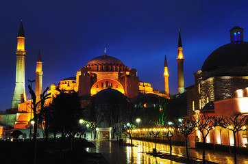 Fototapeta na wymiar Nocny widok na Hagia Sophia w Stambule.