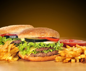 Abundante menú de hamburguesas.