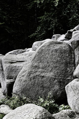 Siegfriedsquelle mit Gedenkstein in Nahaufnahme