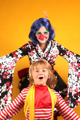 Actuación teatral escena cómica vertical