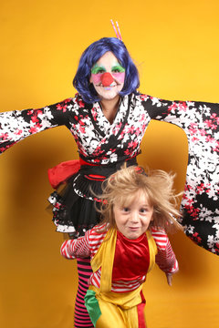 Foto de dos personas en actuaci&oacute;n teatral. concepto de comedia, divertido, espect&aacute;culo.