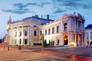 Fototapeta na wymiar Burgtheater Theater stan Wiedniu w nocy