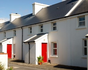 Fototapeta na wymiar irisches Haus im Sonnenschein