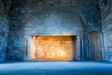 Fotobehang Kasteel Warm licht in een koud middeleeuws kasteel